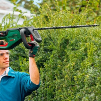 Аккумуляторный кусторез Bosch UniversalHedgeCut 18V-50 (АКБ PBA 18V 2,5 Ah+ЗП AL 1830 CV)